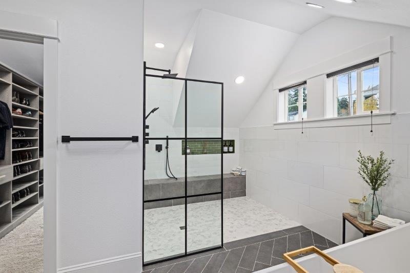 Master Bathroom Suite (16)