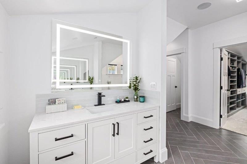 Master Bathroom Suite (8)
