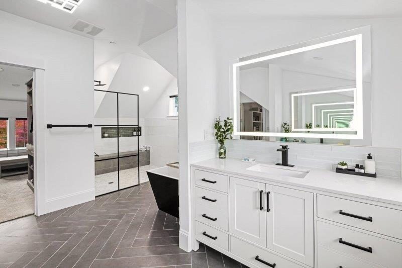 Master Bathroom Suite (9)